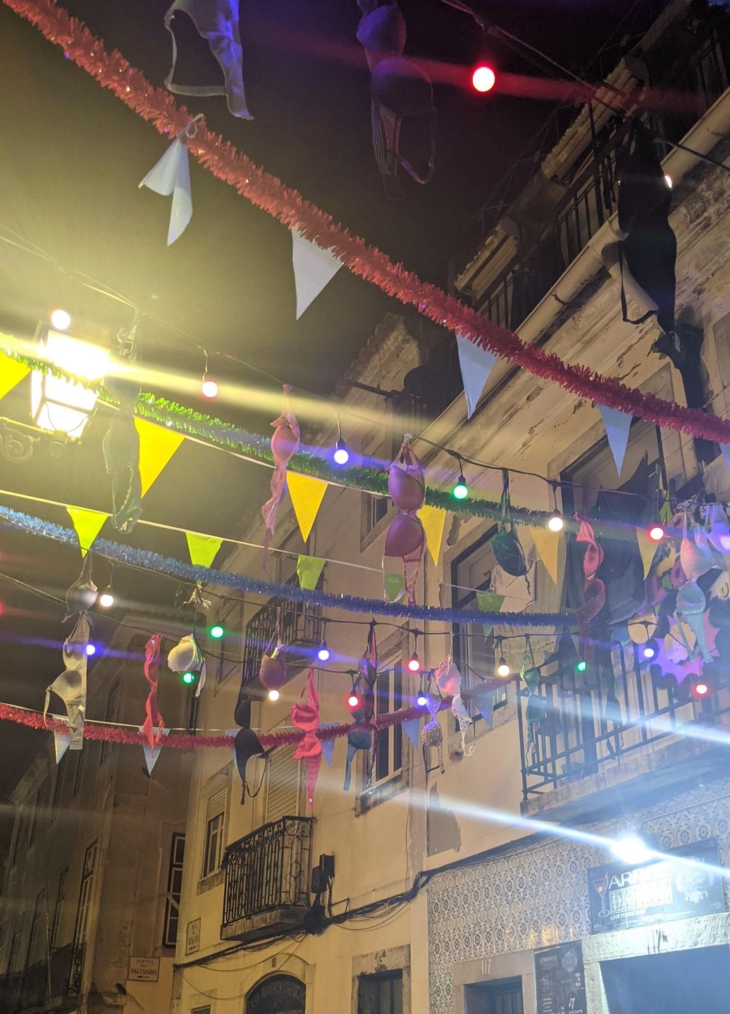 Zamiast girland na Bairro Alto znajdziesz staniki