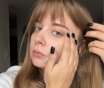 Przetestowałam trik, który odmienił moją cerę. Różnicę widać od razu