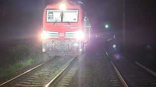 18-latek potrącony przez pociąg. Został zabrany do szpitala