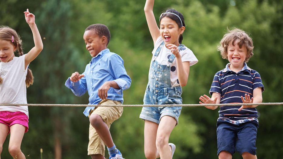 Dzieci bawiące się na kolonii