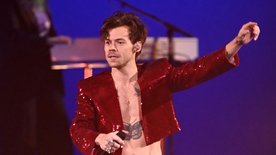 Harry Styles na londyńskiej scenie na początku 2023 r.