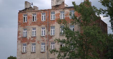 70 tys. pustych budynków w Polsce. Gminy nie wiedzą co z nimi robić