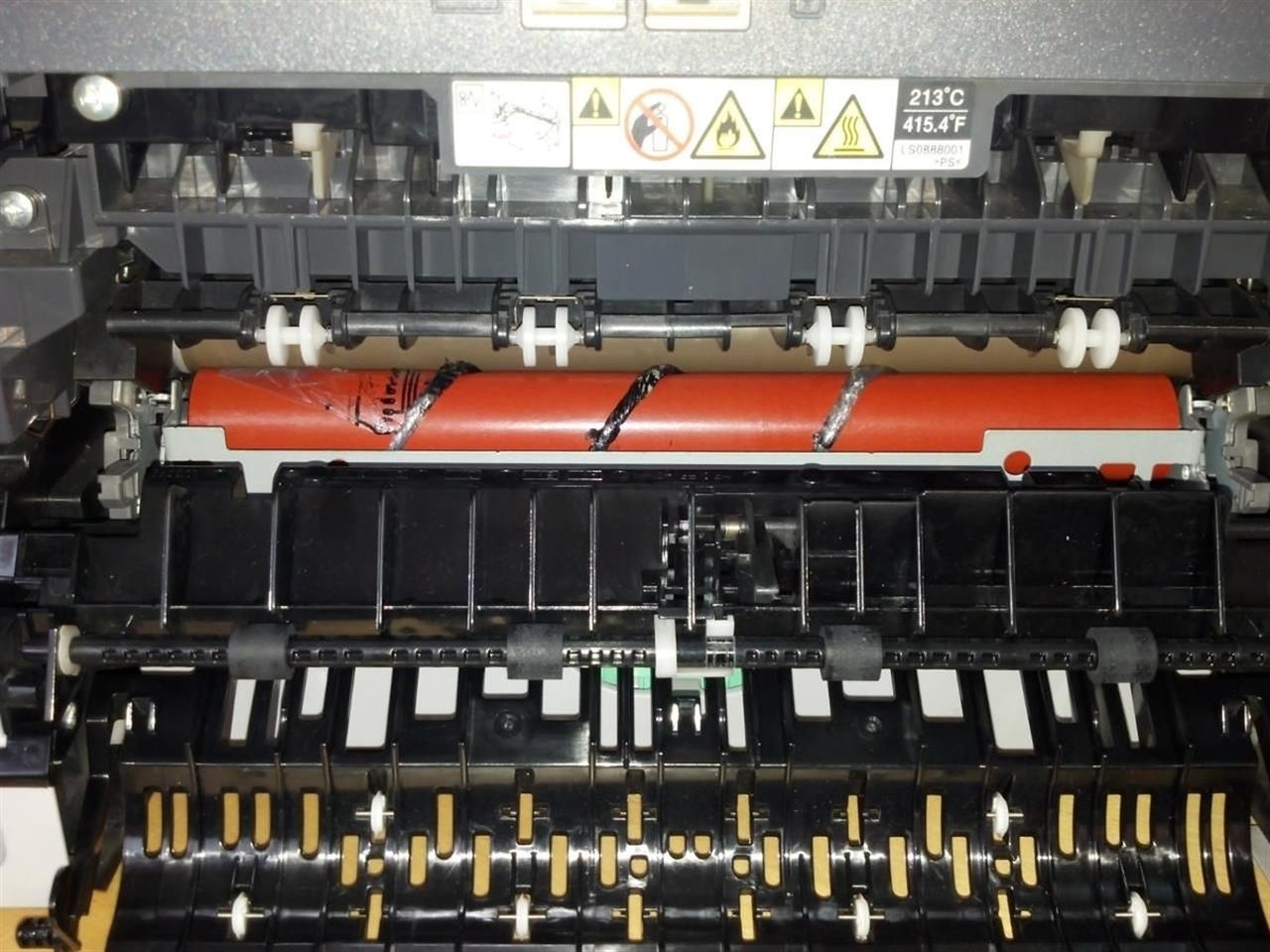 Wnętrze uszkodzonej drukarki, którą naprawił Bravo