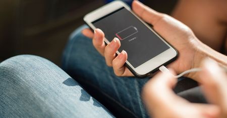 iPhone'y z bezprzewodowym ładowaniem, ale bez ładowarki?
