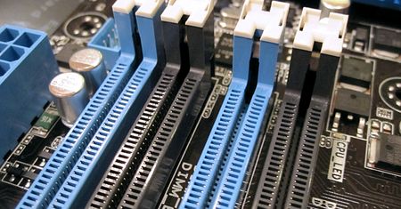 Miało podrożeć, a tylko potaniało. Windows 10 doprowadziło do najniższych w historii cen RAM