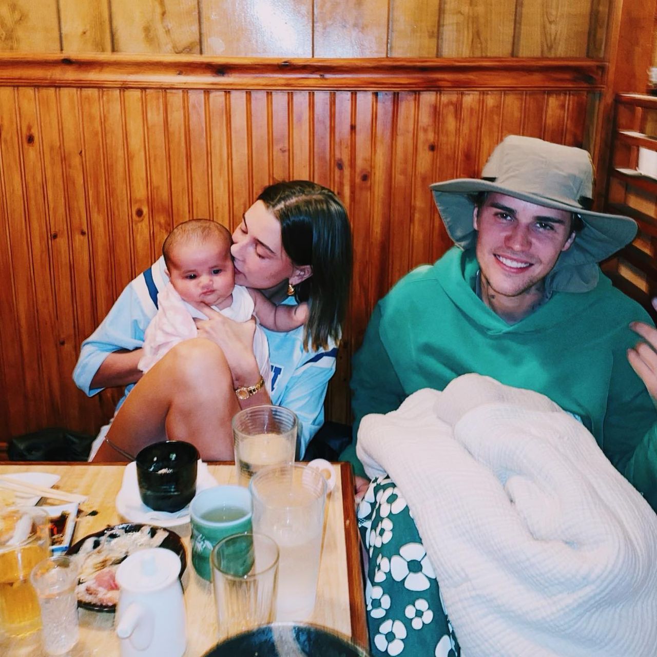 Justin Bieber i Hailey Bieber z niemowlęciem