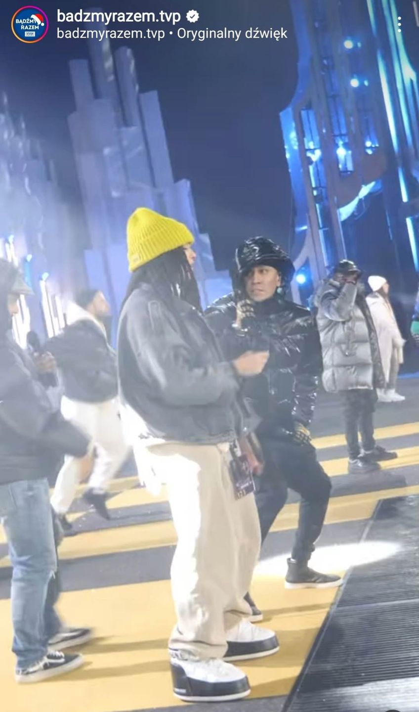 Sylwester 2022 TVP. Sara James i Black Eyed Peas na scenie