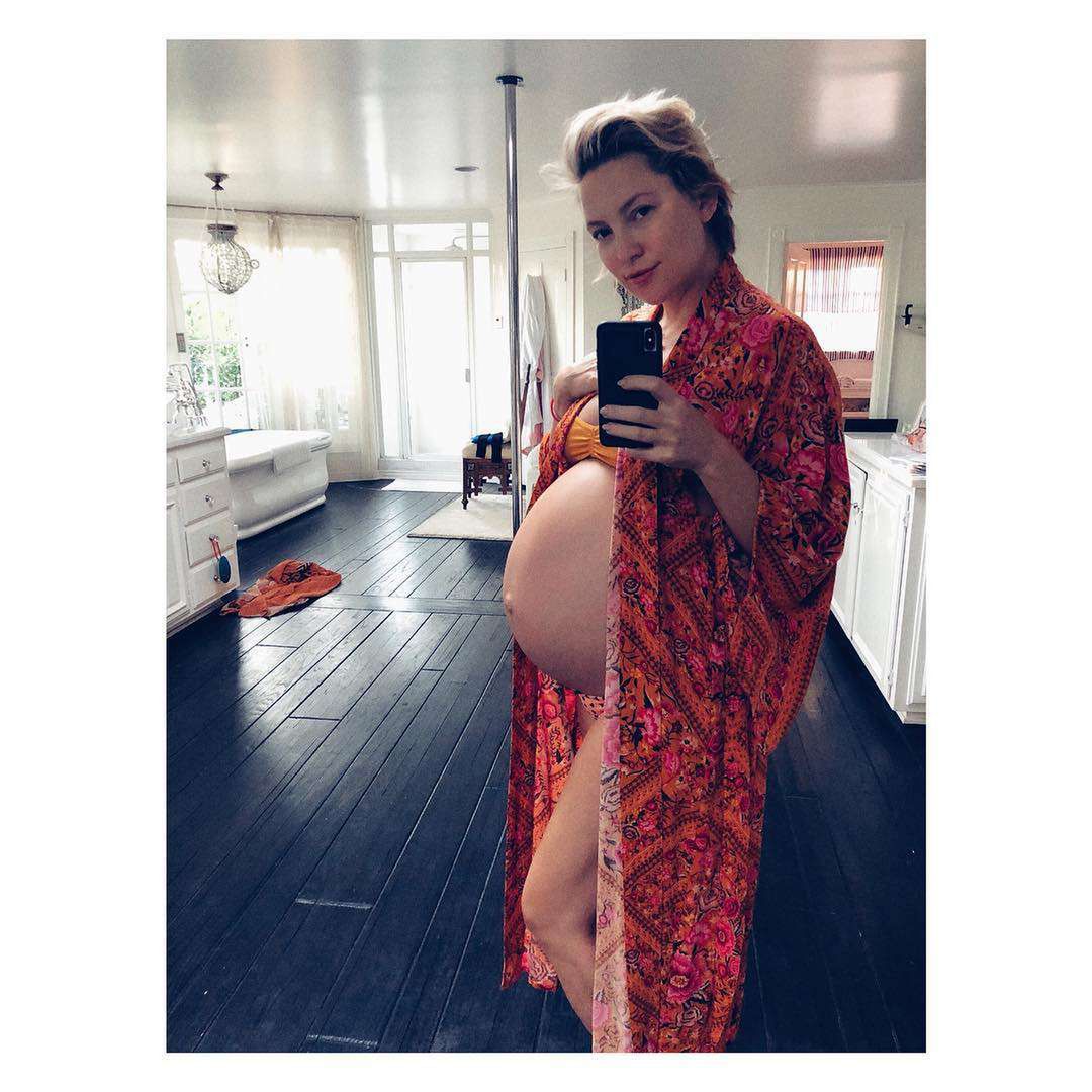 Kate Hudson z ciążowym brzuszkiem