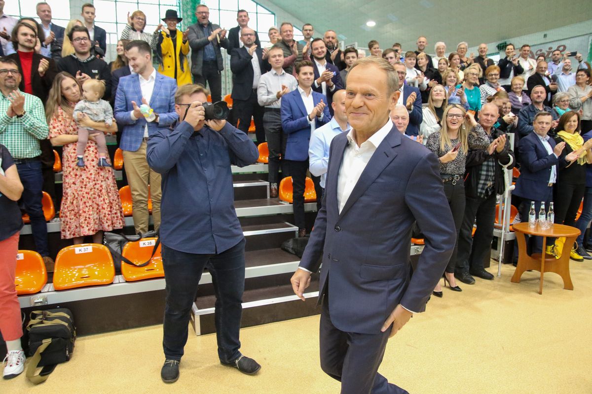 Przewodniczący PO Donald Tusk podczas spotkania z mieszkańcami Kluczborka