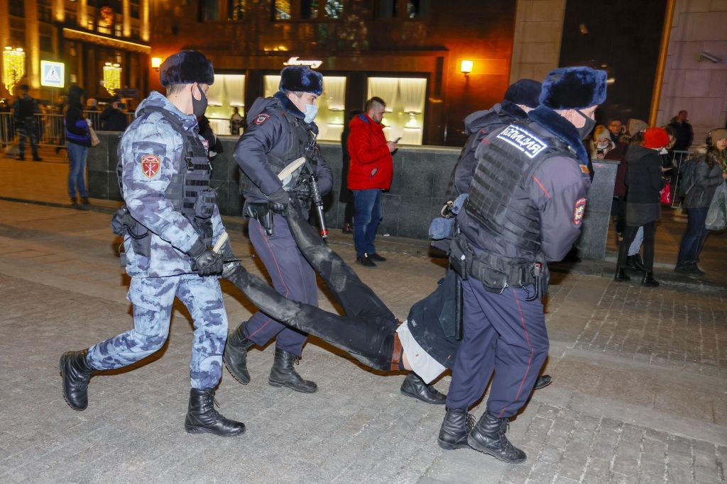 Anti-war protests continue in RussiaMOSCOW, RUSSIA - MARCH 02: âSecurity forces take anti-war protesters into custody in Moscow, Russia on March 02, 2022. (Photo by Sefa Karacan/Anadolu Agency via Getty Images)Anadolu Agencyanti-war protesters, moscow, russian attacks in ukraine