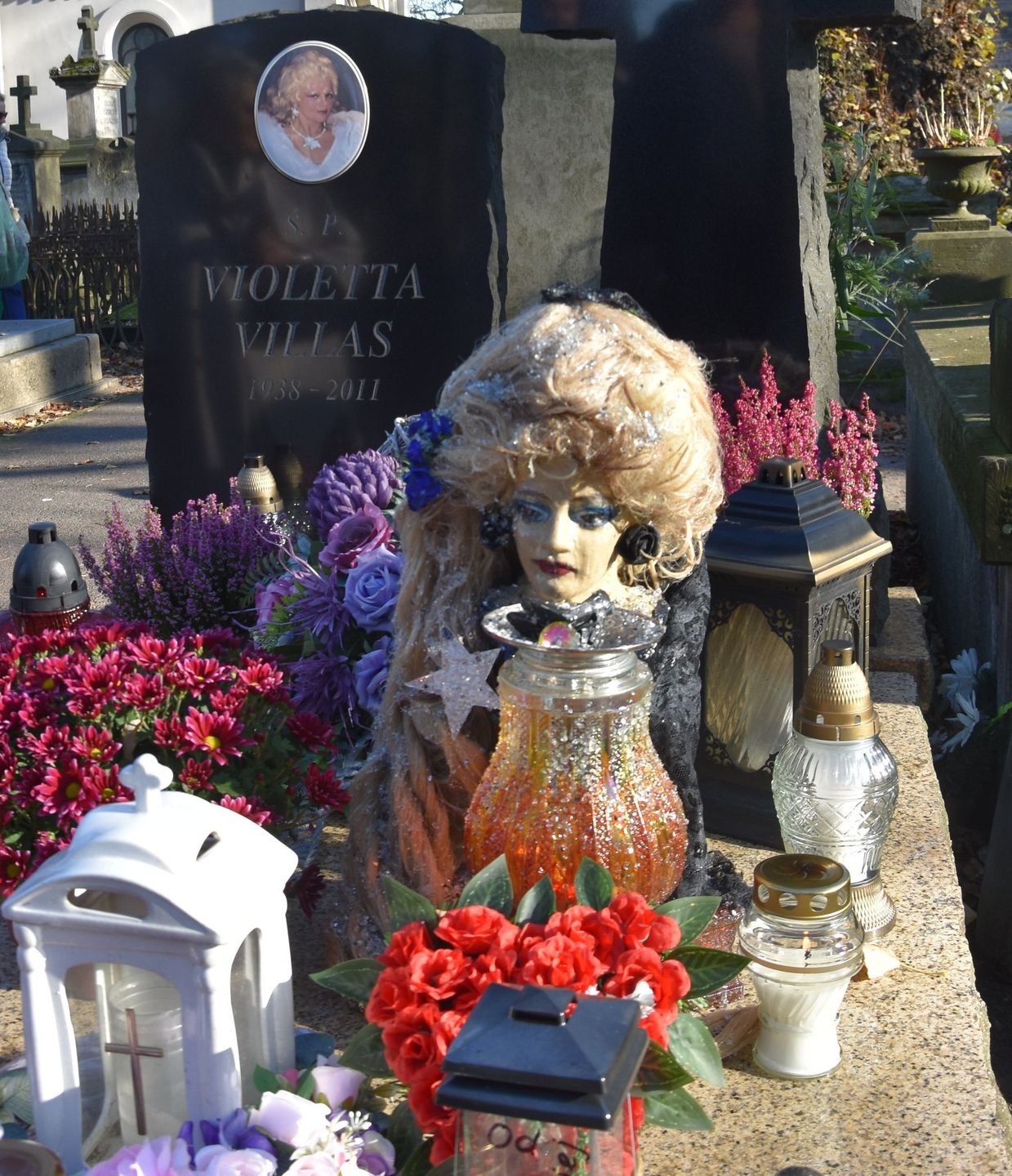 "Głowa" na grobie Violetty Villas