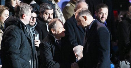 Zdjęcie hitem sieci. Nieoczekiwany uścisk dłoni wielkich rywali