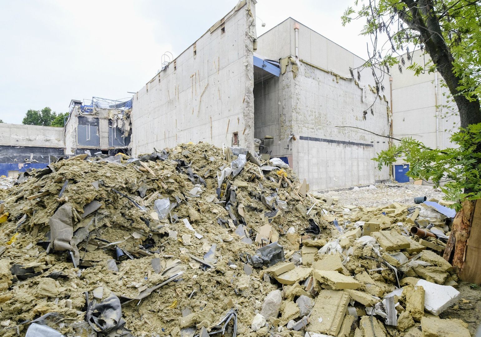 Trwa rozbiórka Multikina 51, które znajduje się przy ulicy Królowej Jadwigi w Poznaniu. Kino było pierwszym multipleksem w Poznaniu.