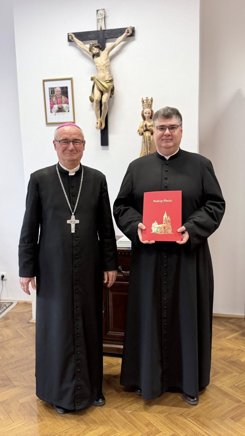 Wręczenie dekretu ks. Pawłowi Grąbczewskiemu 