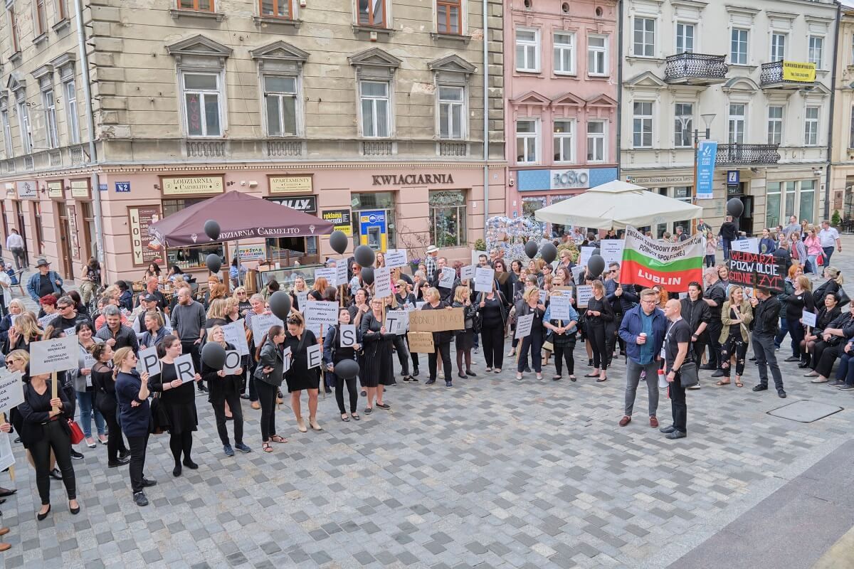 Protest pracowników MOPR Lublin przed ratuszem