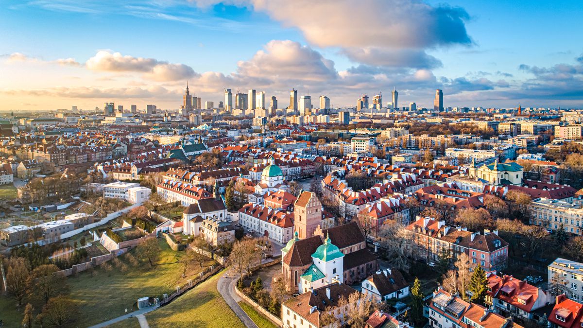 warszawa, polska, z drona, dron, z powietrza, z lotu ptaka, mazowsze, stolica, miasto, życie miejskie, zabudowania, architektura, urbanistyka, wieżowce, biurowce, korporacja, praca, biznes, centrum, budynki, ulice, samochody, przechodnie, pkin, horyzont, skyline, intercontinental, rondo 1, novotel, marriott, lim, q22, cosmopolitan, spektrum tower, warsaw spire, niebo, chmury, panorama, zamek królewski, stare miasto, starówka