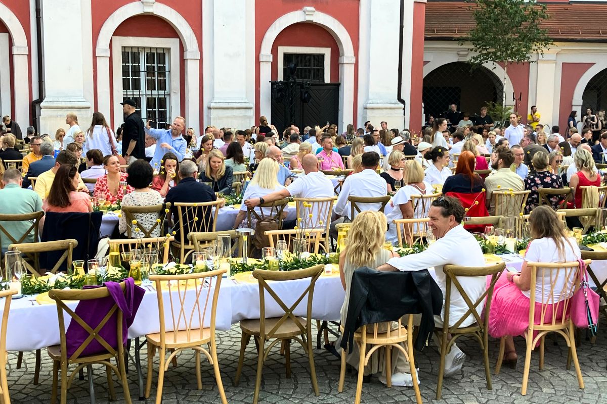 Kolacja degustacyjna na 300 osób pod Urzędem Miasta w Poznaniu. Co wylądowało na talerzach?