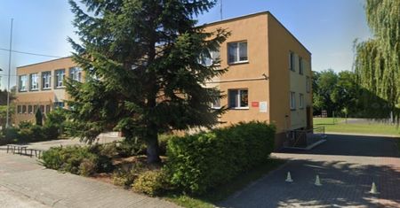 Makabra na boisku szkolnym. Znaleziono ciało mężczyzny