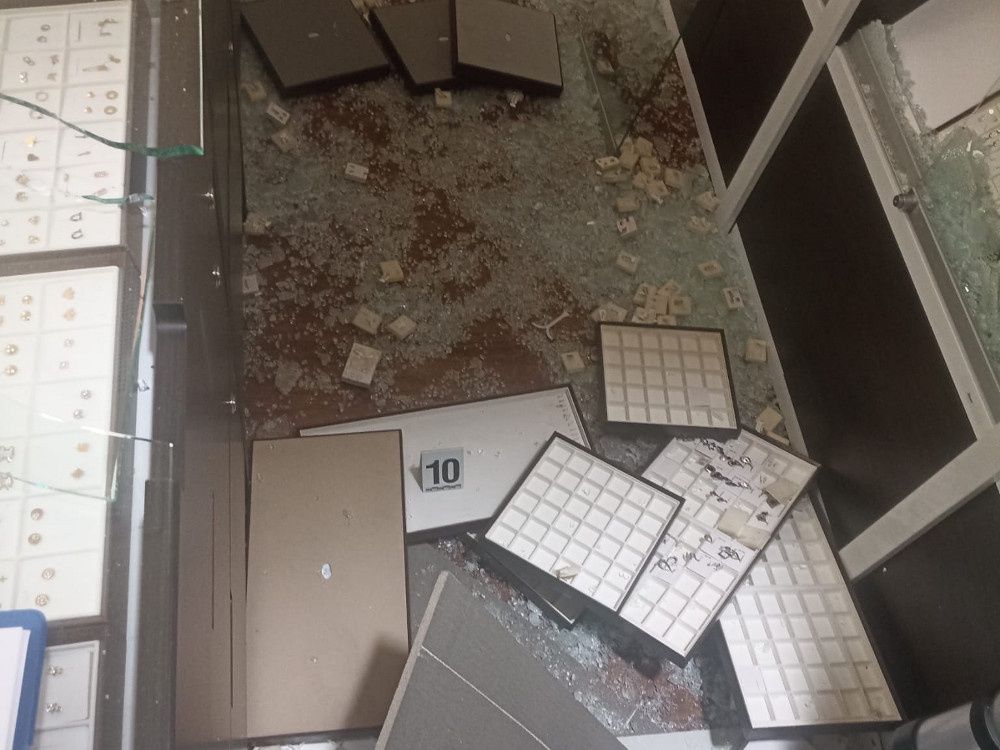 Włamanie do salonu jubilerskiego. Policja pokazała zdjęcia.