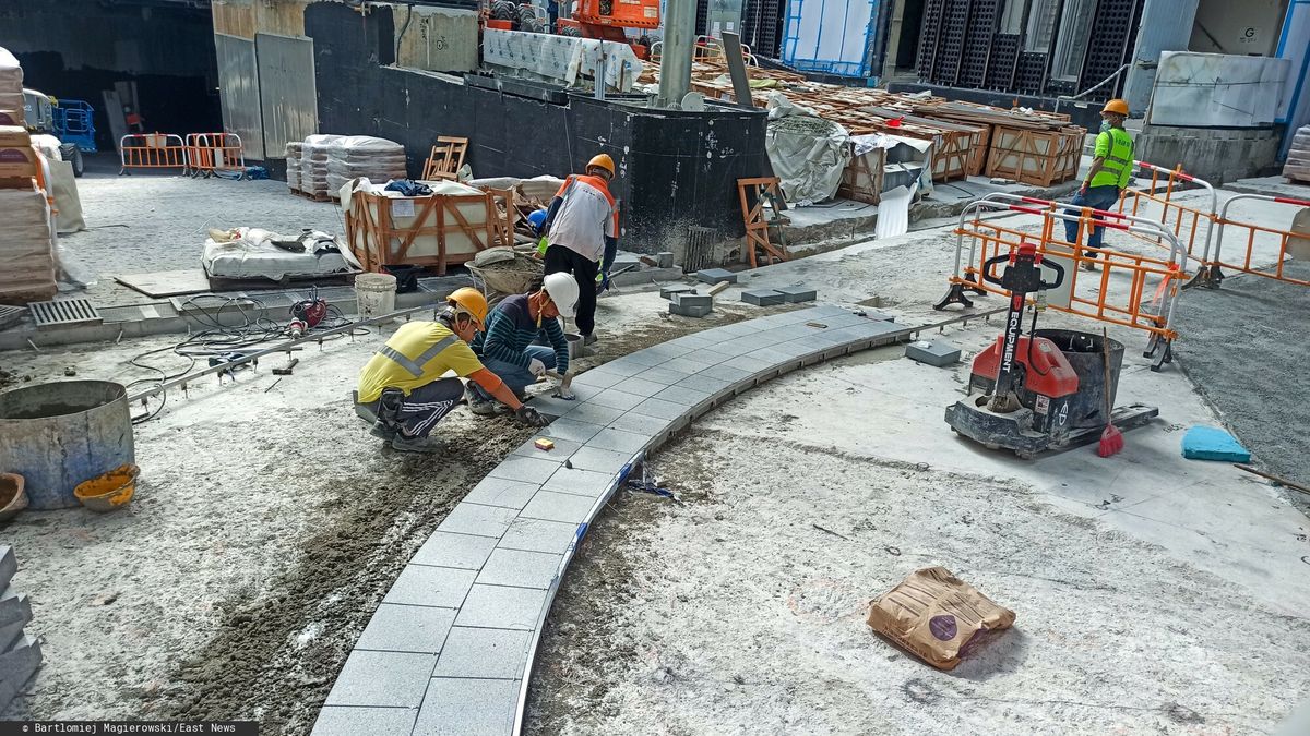 Chiny Bart?omiej Magierowski
Fot. Bartlomiej Magierowski/East News. Hong Kong, Chiny 19.01.2024. Budowa nowego wiezowca w dzielnicy Central. N/z: brukarze ukladajacy kostke przed nowym budynkiem.
Bartlomiej Magierowski