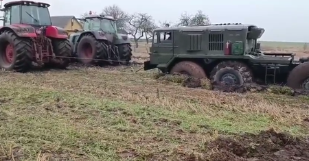 Traktory wróciły na front. Moment akcji z MAZ-537