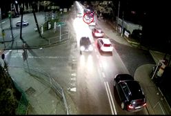 Wybiegł zza autobusu wprost pod auto. Policja pokazała nagranie