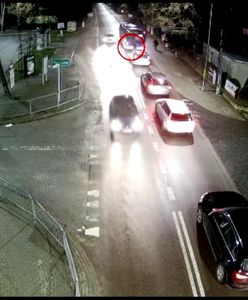Wybiegł zza autobusu wprost pod auto. Policja pokazała nagranie