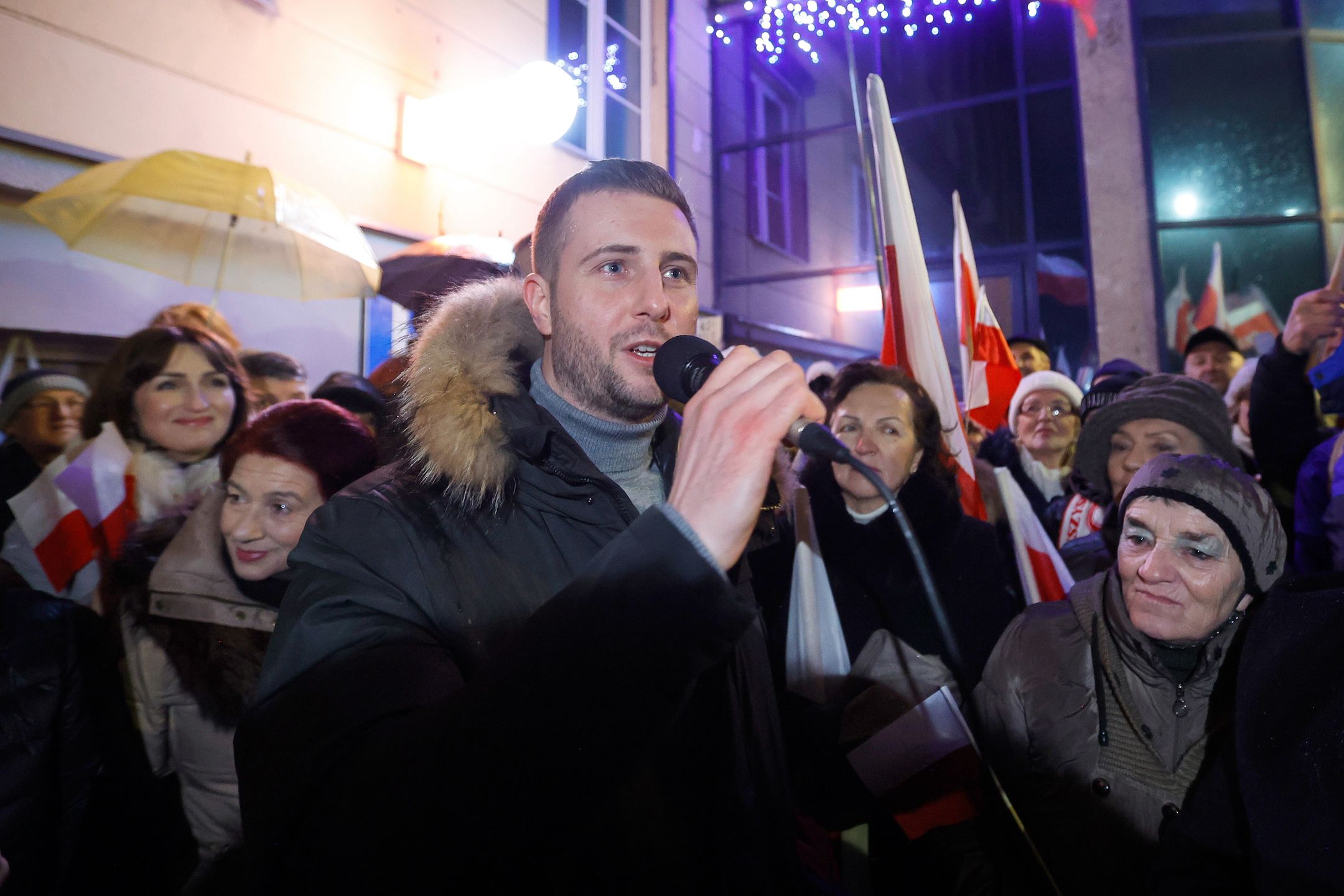 Mi�osz K�eczek
Cz�stochowa, 04.01.2024. By�y pracownik TVP Mi�osz K�eczek (C) podczas protestu ph. "Przeciwko si�owemu przej�ciu medi�w publicznych przez Rz�d Donalda Tuska" przed siedzib� oddzia�u Radia Katowice w Cz�stochowie, 4 bm. Organizatorem manifestacji by� cz�stochowski oddzia� Klubu Gazety Polskiej. (sko) PAP/Waldemar Deska
Waldemar Deska
Kluby Gazety Polskiej, manifestacja, media, media publiczne, protest, w obronie wolnych medi�w