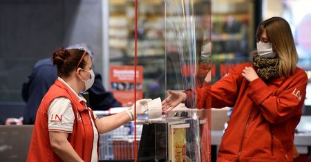 Włochy. Koronawirus na koszykach w supermarkecie, terminalach i wagach