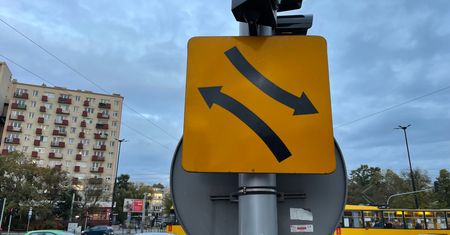 Bezkolizyjny skręt w lewo. Co oznacza taki znak i czy trzeba go przestrzegać?