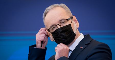 Jest decyzja. Maseczki w szpitalach, przychodniach i aptekach zostaną z nami na dłużej