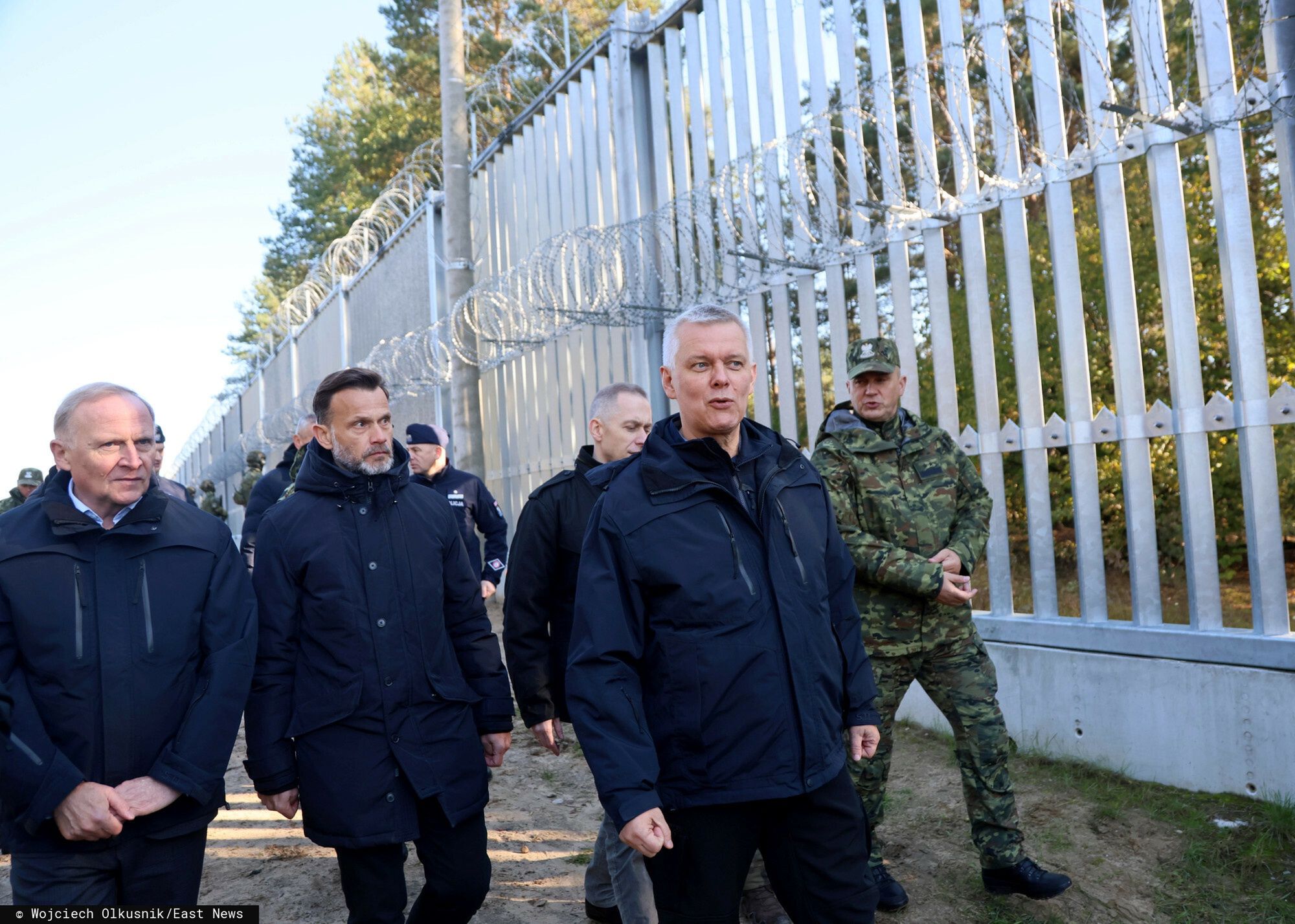 Szefowie MON i MSWiA przy granicy polsko-bia?oruskiejFot. Wojciech Olkusnik/East News, 17.10.2024. Niemirow, woj. podlaskie. Konferencja prasowa szefa MSWiA Tomasza Siemoniaka, wiceministra Czeslawa Mroczka i wiceszefa MON Cezarego Tomczyka na temat modernizacji zabezpieczenia granicy.
N/z: Czeslaw Mroczek, wojewoda podlaski Jacek Brzozowski, , Cezary Tomczyk, Tomasz Siemoniak, gen. Robert BaganWojciech Olkusnik