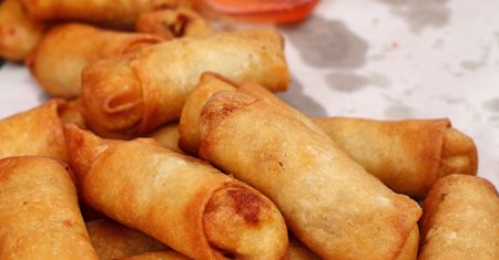 Sajgonki. Zamiast zamawiać w barze, łatwo zrobić je w domu