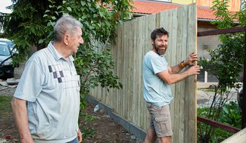 Sąsiad stawia ogrodzenie i żąda pieniędzy. Co mówią przepisy?