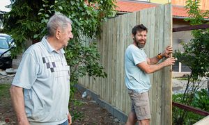 Sąsiad stawia ogrodzenie i żąda pieniędzy. Co mówią przepisy?