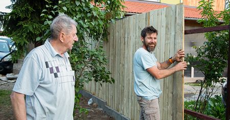 Sąsiad stawia ogrodzenie i żąda pieniędzy. Co mówią przepisy?