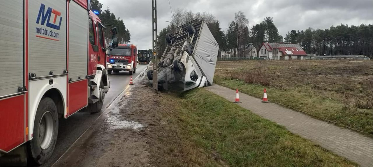 Dramatyczne skutki wichury. Podmuch wiatru przewrócił ciężarówkę