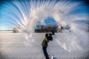 Efekt Mpemby. Zjawisko od lat fascynuje naukowców