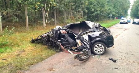 21-latek nie zapiął pasów. Ciało znaleziono poza autem