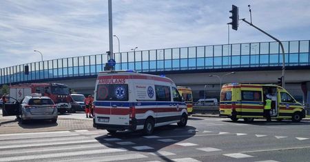 Kolizja radiowozu z taksówką w Warszawie. Paraliż w ruchu i pięć uszkodzonych samochodów