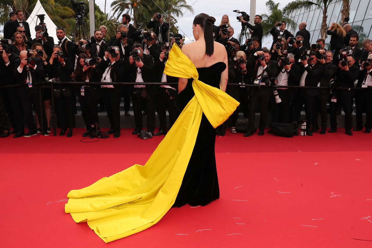 Adriana Lima w sukni z żółtą kokardą 