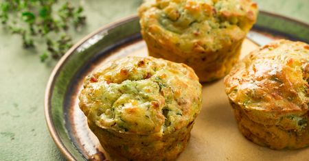 Trę cukinię i robię z niej muffinki. Tak pyszne, że nie zostaje po nich ani okruszek