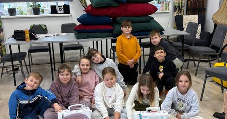 "Kropla drąży skałę!" - najmłodsi mieszkańcy gminy Łubianka uszyli posłania dla bezpańskich psów