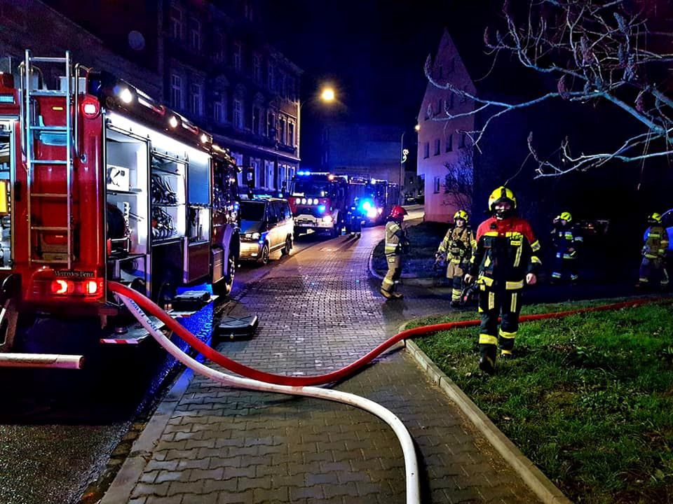 Oleśnica. Pożar w garażach pogotowia, spalona karetka. Zatrzymano podejrzanych 