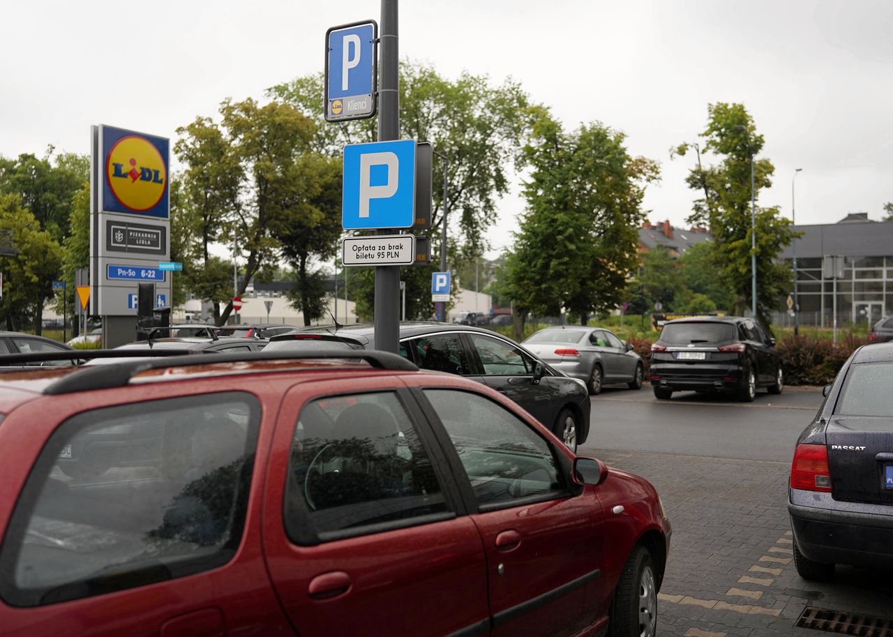 Uwaga na znak D-18. Można słono zapłacić na parkingach dyskontów