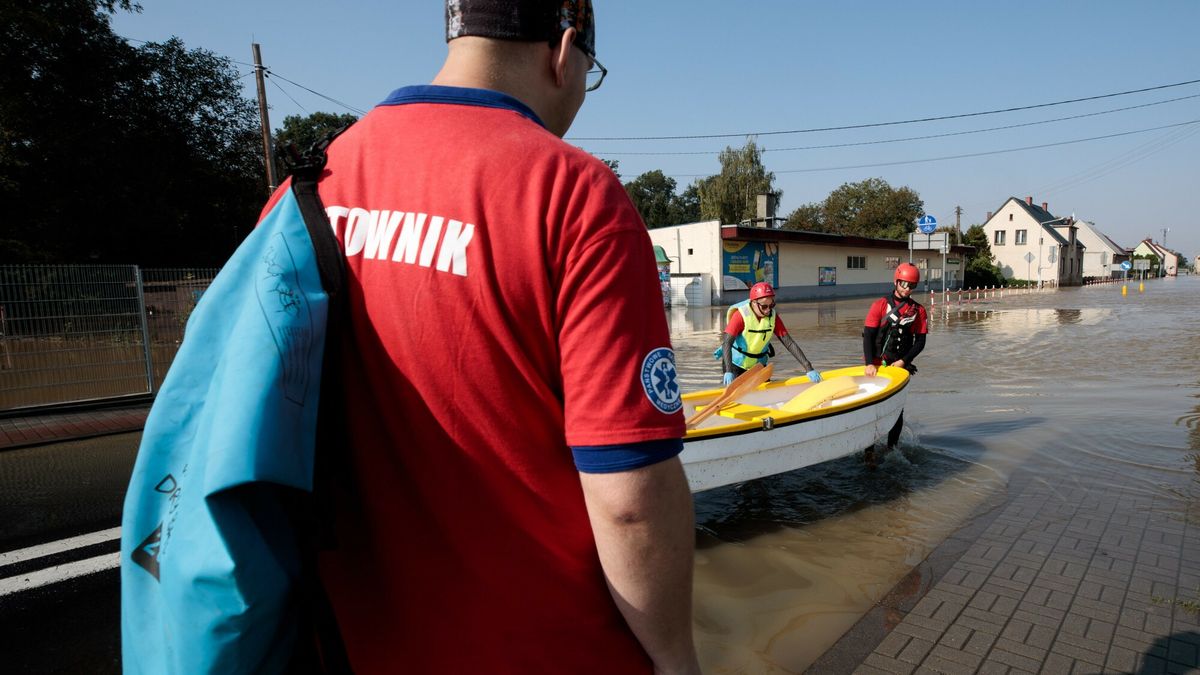 Skorogoszcz k. Lewina pod wod?
Fot. Karol Porwich/East News, Skorogoszcz. 18.09.2024. Miasto lezace w cieniu Lewina Brzeskiego, ktore dzieki ochotnikom i wolontariuszom sprawnie zmierzylo sie z woda, ktora zalawla wieksza czesc wsi. N/z: Ratownik z WOPR Opole podczas akcji dla powodzian.
Karol Porwich