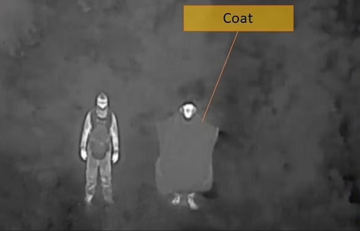 Żołnierze są widoczni mimo założenia peleryn maskujących