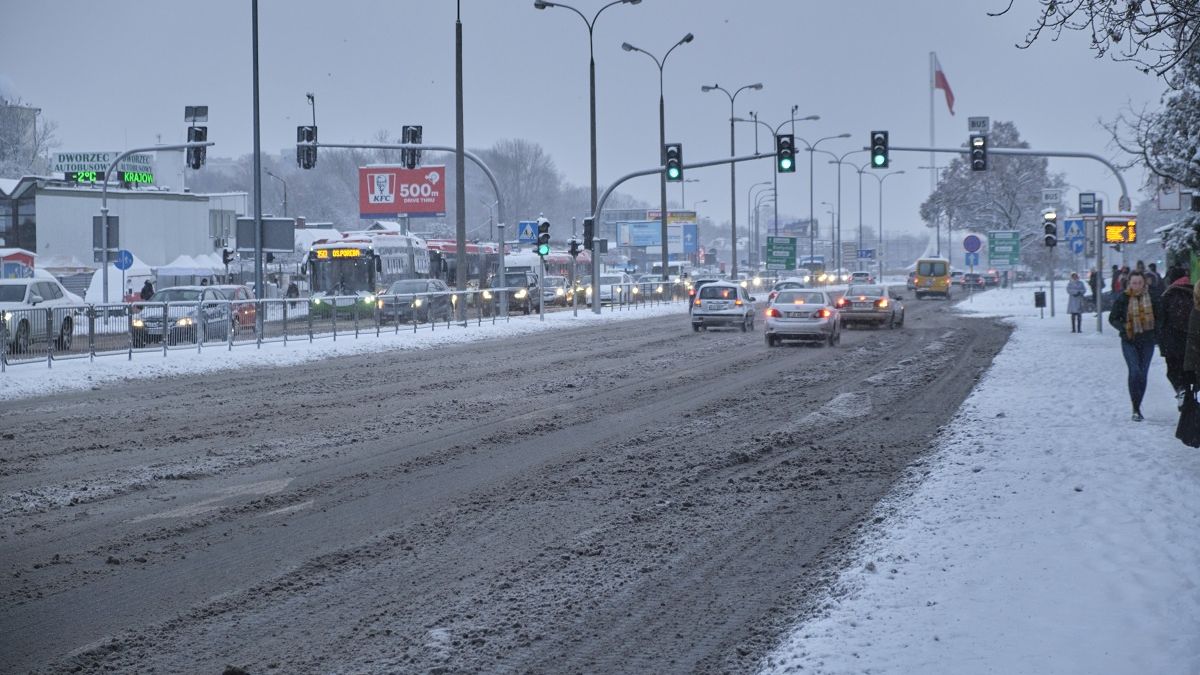 Zalegające błoto pośniegowe na ulicach Lublina