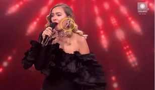 Wymowny symbol na uszach. Postawa artystki wywołała burzę w sieci