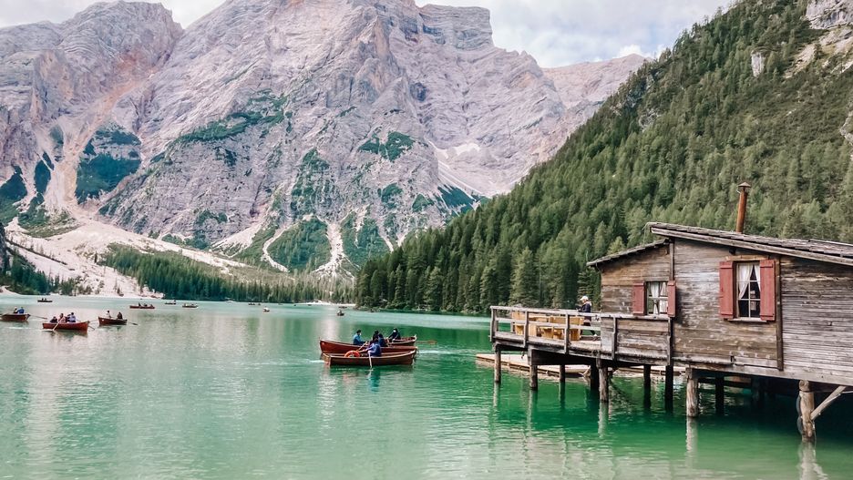 Lago di Braies przyciaga tłumy o każdej porze roku